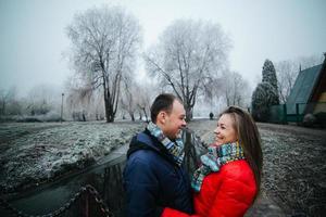 beau couple est debout sur un petit pont photo