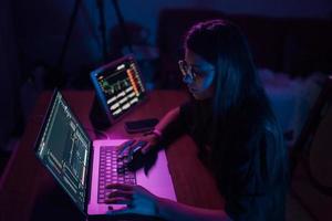 jolie jeune femme travaillant à domicile la nuit. photo