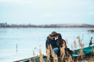 jeune beau couple sur la glace d'un lac gelé photo