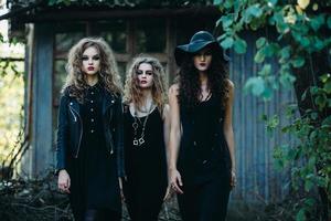 trois femmes vintage comme sorcières photo