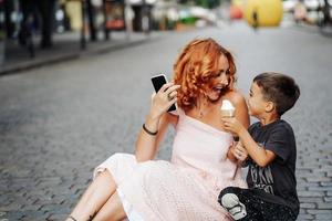 maman et fils mangent de la glace ensemble photo