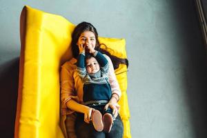 mère et petit fils jouent à la maison photo