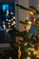 arbre de noël décoré de biscuits au pain d'épice et de guirlandes photo