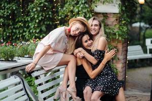 trois filles sur le banc photo