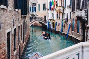 gondoles sur le canal étroit latéral, Venise, Italie. photo