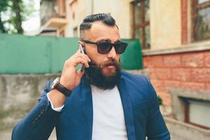 homme d'affaires barbu regardant téléphone photo