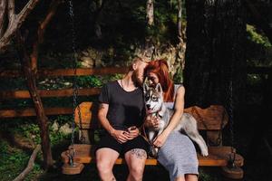 beau couple avec chien sur une balançoire photo