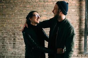 couple posant dans une ruelle photo