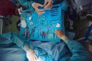 les instruments de chirurgie en salle d'opération. photo