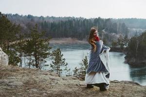 jeune belle fille posant sur un fond de lac photo