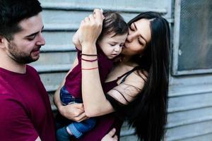 jeune famille avec un enfant photo