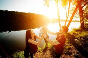 jeune famille avec un enfant sur la nature photo