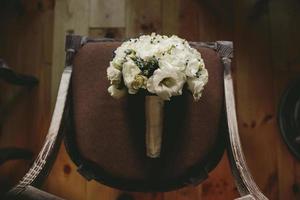 bouquet de mariée allongé sur la chaise photo