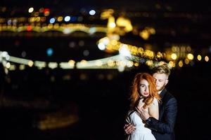 belle mariée et le marié sur fond de budapest photo