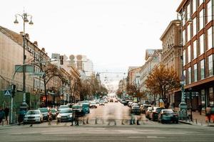 kiev, ukraine - 14 avril 2019 vue nocturne des rues de kiev. agitation urbaine. rue bogdan khmelnitski photo