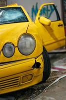 gros plan sur une vitre de voiture jaune endommagée par un accident. photo
