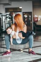 jeune mère avec son jeune fils dans la salle de gym photo