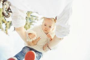 mère et petite fille jouant dans un parc photo