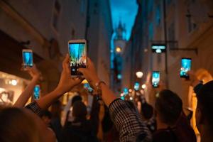 la foule regarde avec intérêt le spectacle dans la rue photo