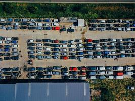 vue aérienne de la grande décharge de voitures photo