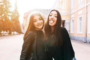 deux jeunes filles adultes photo