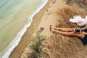 belle jeune fille assise et tenant un smartphone dans ses mains, vue de dessus photo