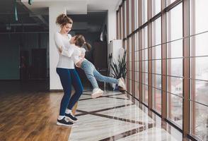 mère tord sa fille dans la salle de gym photo