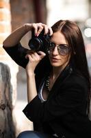 belle femme photographe posant avec appareil photo