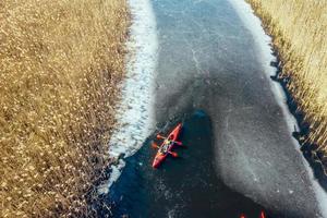 deux hommes athlétiques flottent sur un bateau rouge dans la rivière photo