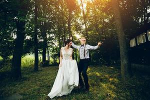 les mariés dansent dans la nature photo