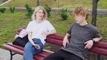 fille relaxante avec son petit ami assis sur un banc photo