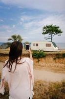 belle, jeune fille posant sur un bord de mer sauvage photo