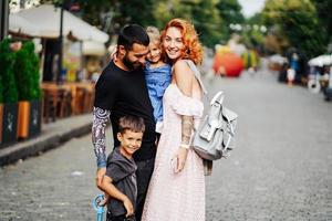 beaux parents et leurs mignons petits enfants photo