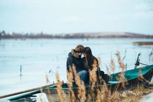 jeune beau couple sur la glace d'un lac gelé photo