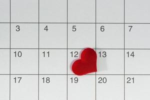 forme de coeur rouge à la date du 12e jour du calendrier. photo