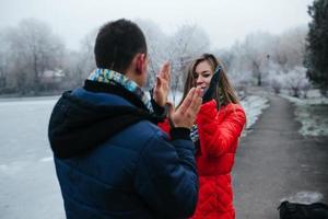 couple dans une journée d'hiver photo