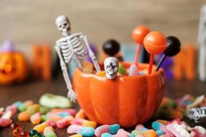 joyeux jour d'halloween avec des bonbons fantômes, un bol de citrouille, une lanterne jack o et décoratif. tour ou menace, bonjour octobre, automne automne, concept festif, fête et vacances photo