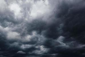 le ciel sombre avec de gros nuages convergents et une violente tempête avant la pluie. Ciel de mauvais temps ou de mauvaise humeur. photo