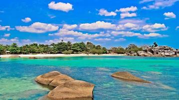 La beauté de la plage de Tanjung Tinggi, Laskar Pelangi, Belitung, Indonésie photo