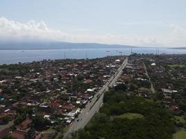 vue aérienne du village de gilimanuk près du port et de l'océan bali indonésie photo