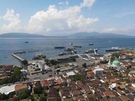 vue aérienne du port de banyuwangi indonésie avec ferry dans l'océan de bali photo