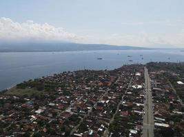 vue aérienne du village de gilimanuk près du port et de l'océan bali indonésie photo