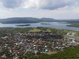 vue aérienne du village de gilimanuk près du port et de l'océan bali indonésie photo