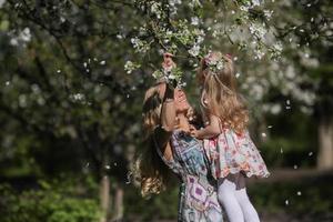 mère et fille dans le jardin photo