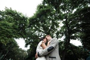 jeune couple européen étreignant sur le fond d'un bel immeuble photo