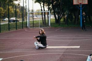 jeune femme en forme de vêtements de sport s'entraîne à l'extérieur sur l'aire de jeux. photo