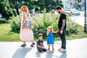 belle jeune famille avec de la glace photo