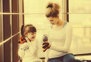 mère et fille jouant avec des jouets dans la salle de gym photo