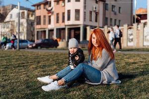 mère et fils sur l'herbe photo