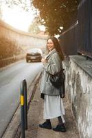 belle jeune fille dans une rue étroite. photo